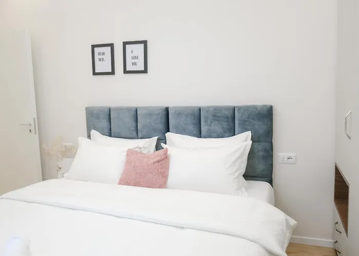 Lindi's 4/7 * Tirana